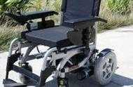 推著電動輪椅帶老人出去曬太陽，走出家門跳了幾下，避免一場悲劇