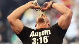 WWE中唯一的特例? 冷石奧斯汀每次在擂臺上都是真喝啤酒的嗎?