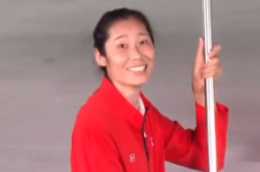 笑容燦爛！朱婷擔任河南旗手，奧運會後首度現身，現場歡呼加倍