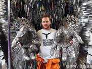刀天使！英國小哥用10萬把刀打造了一座5米高的雕塑，值得深思