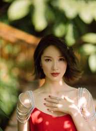 香港小姐李亞男分享新寫真，身穿中國紅長裙，高貴大方充滿正能量