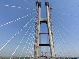 皖鄂贛交界的小鎮有四條長江通道，京港高鐵鯿魚洲大橋已合攏
