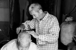 老剃頭匠為彌留之際的老人剃完頭後，老人逐漸恢復活力