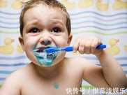 刷牙前，牙膏到底要不要沾水？多數人都做錯了，怪不得滿口黃牙