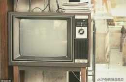 扎心！一臺老式電視機承載了多少人的童年，從此院裡院外水洩不通
