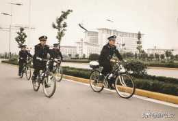 一張老照片：《騎“警車”的民警》